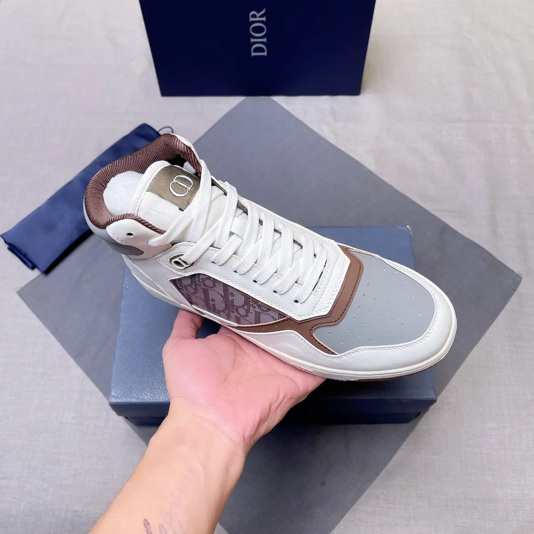 p440 "Dio*" mid-top B27 casual sneakers. This B27 high-top sneaker is a new product in the series and continues Di*r's classic style. Crafted from gray and white smooth calf leather with beige and black Oblique print panels on the sides. The "CD Icon" shaped shoelace eyelets are clever and delicate, and the two-color rubber sole, rear collar and heel are all equipped with the brand's iconic details to enhance the style. Oblique printed straps at the ankle allow for an adjustable fit to complement the overall design. Fashionable and versatile, it can complement any look. Create an exquisite design with unique dynamic vitality and modern atmosphere, presented in low-top and high-top styles. This new must-have shoe adds a new dimension to Dior's archive heritage, embodying modern elegance. Purchase the original version and make it 1:1. If you need top quality, please come to me! Male 38-44! No. 067